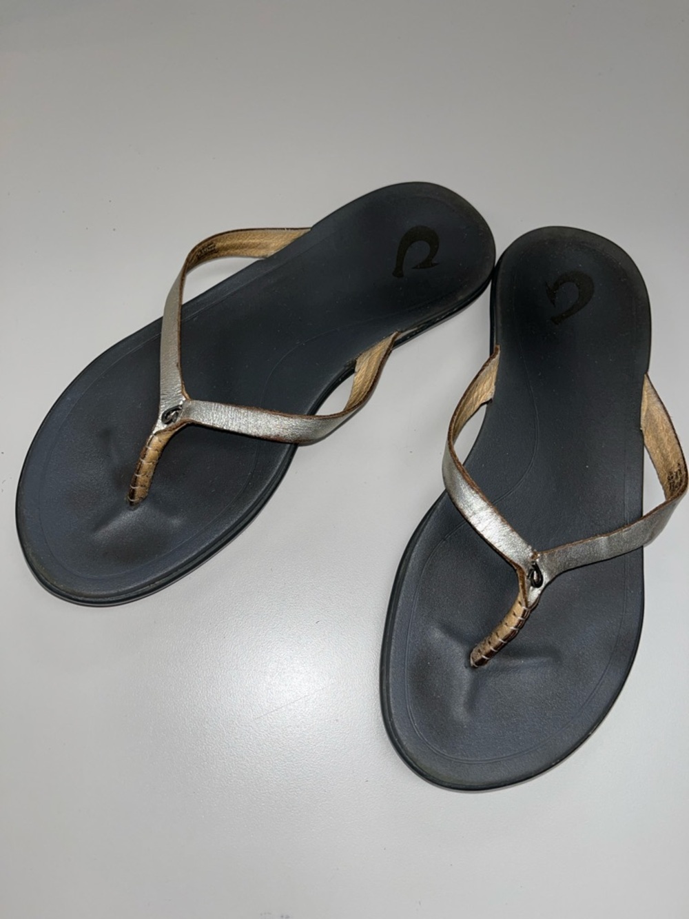 OluKai Metallic Gold Strap Gray Footbed Sandals Size 7